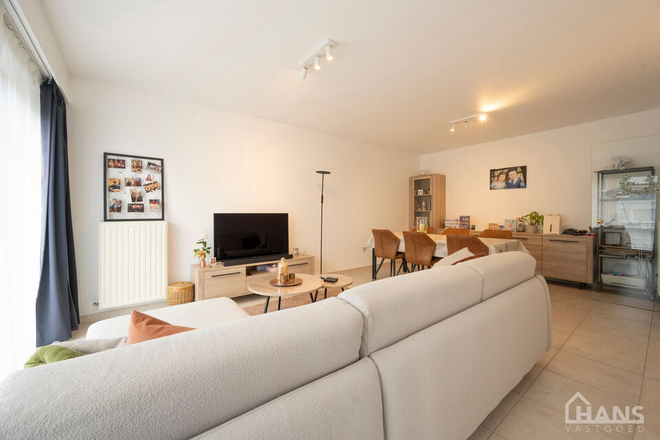 Dit verzorgd en verrassend ruim appartement is zeer praktisch ingedeeld : inkomhal met veiligheidsdeur; lichtrijke woonkamer met aansluitend een ge&iuml;nstalleerde keuken met extra berging en beide ramen zijn voorzien van automatische zonneweringen; een nach
