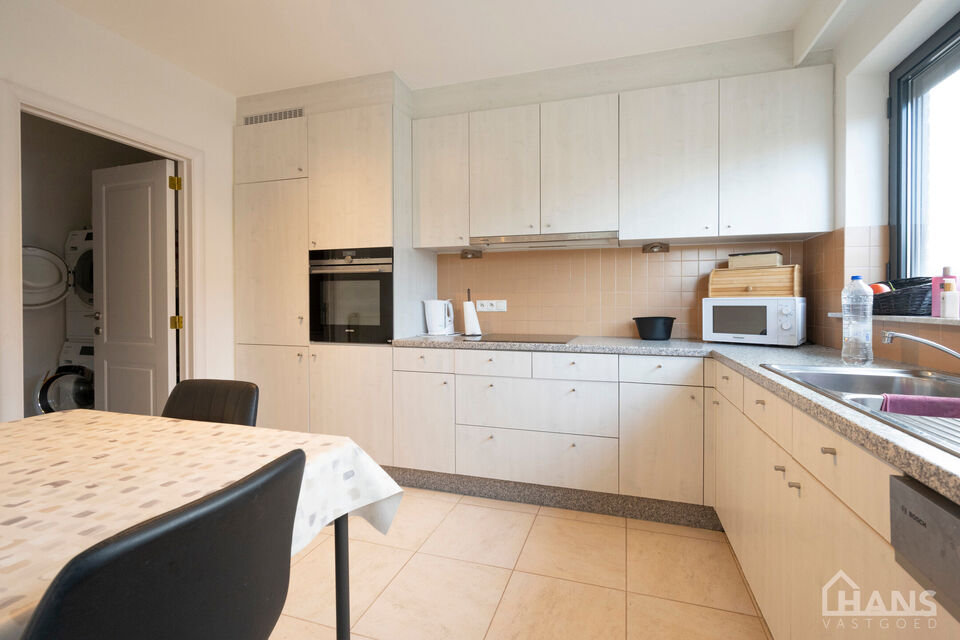 Dit verzorgd en verrassend ruim appartement is zeer praktisch ingedeeld : inkomhal met veiligheidsdeur; lichtrijke woonkamer met aansluitend een ge&iuml;nstalleerde keuken met extra berging en beide ramen zijn voorzien van automatische zonneweringen; een nach