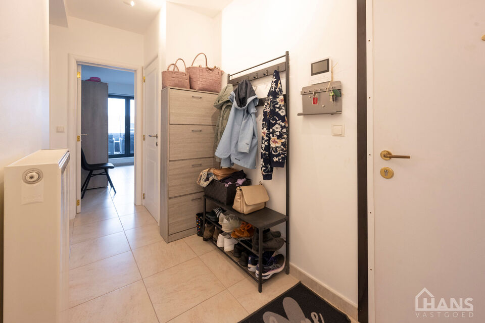 Dit verzorgd en verrassend ruim appartement is zeer praktisch ingedeeld : inkomhal met veiligheidsdeur; lichtrijke woonkamer met aansluitend een ge&iuml;nstalleerde keuken met extra berging en beide ramen zijn voorzien van automatische zonneweringen; een nach