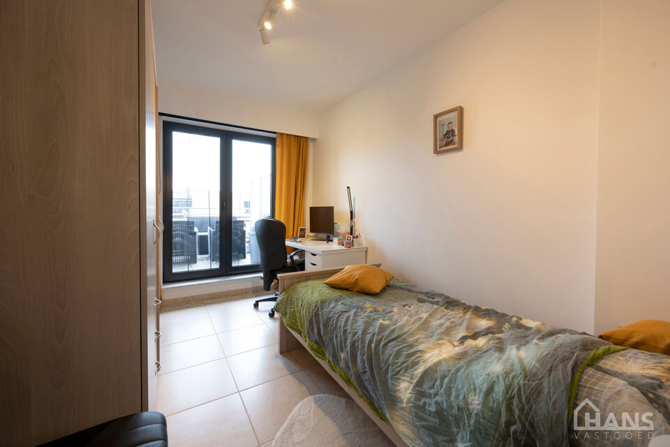Dit verzorgd en verrassend ruim appartement is zeer praktisch ingedeeld : inkomhal met veiligheidsdeur; lichtrijke woonkamer met aansluitend een ge&iuml;nstalleerde keuken met extra berging en beide ramen zijn voorzien van automatische zonneweringen; een nach