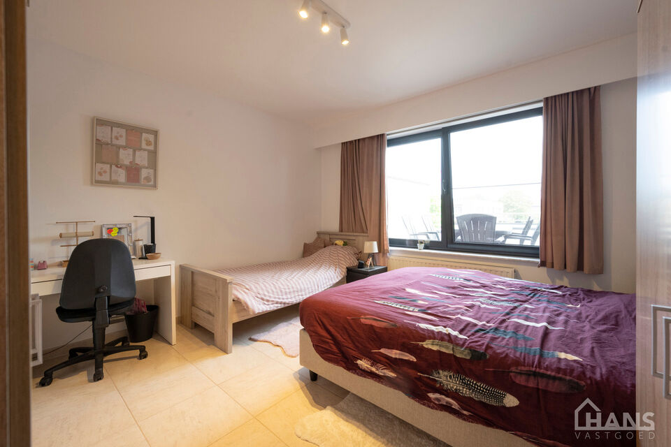 Dit verzorgd en verrassend ruim appartement is zeer praktisch ingedeeld : inkomhal met veiligheidsdeur; lichtrijke woonkamer met aansluitend een ge&iuml;nstalleerde keuken met extra berging en beide ramen zijn voorzien van automatische zonneweringen; een nach