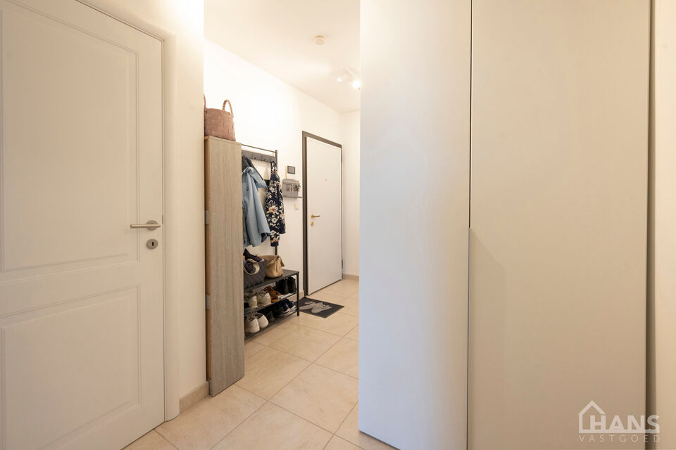 Dit verzorgd en verrassend ruim appartement is zeer praktisch ingedeeld : inkomhal met veiligheidsdeur; lichtrijke woonkamer met aansluitend een ge&iuml;nstalleerde keuken met extra berging en beide ramen zijn voorzien van automatische zonneweringen; een nach