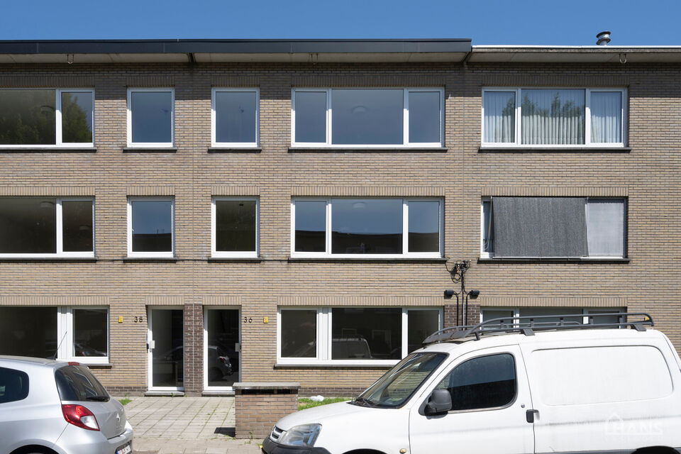 Dit recent gerenoveerde opbrengsteigendom( meerdere foto's zijn komende) is rustig gelegen en geniet tegelijk van een uiterst centrale ligging. Het gebouw omvat drie instapklare appartementen, elk ingedeeld met een inkomhal voorzien van vestiairekast, een