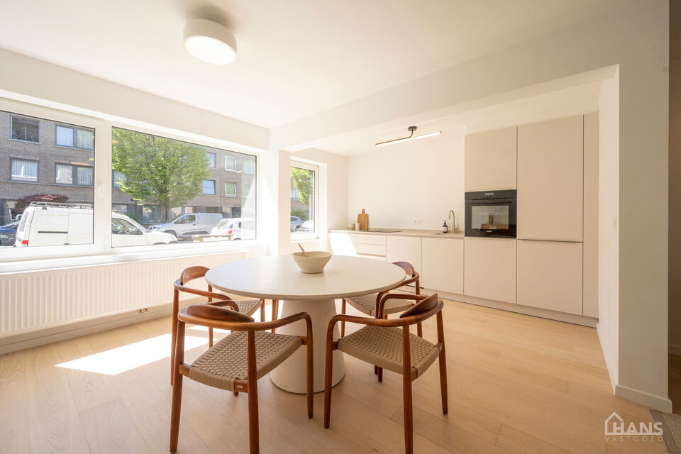 Dit recent gerenoveerde opbrengsteigendom( meerdere foto's zijn komende) is rustig gelegen en geniet tegelijk van een uiterst centrale ligging. Het gebouw omvat drie instapklare appartementen, elk ingedeeld met een inkomhal voorzien van vestiairekast, een