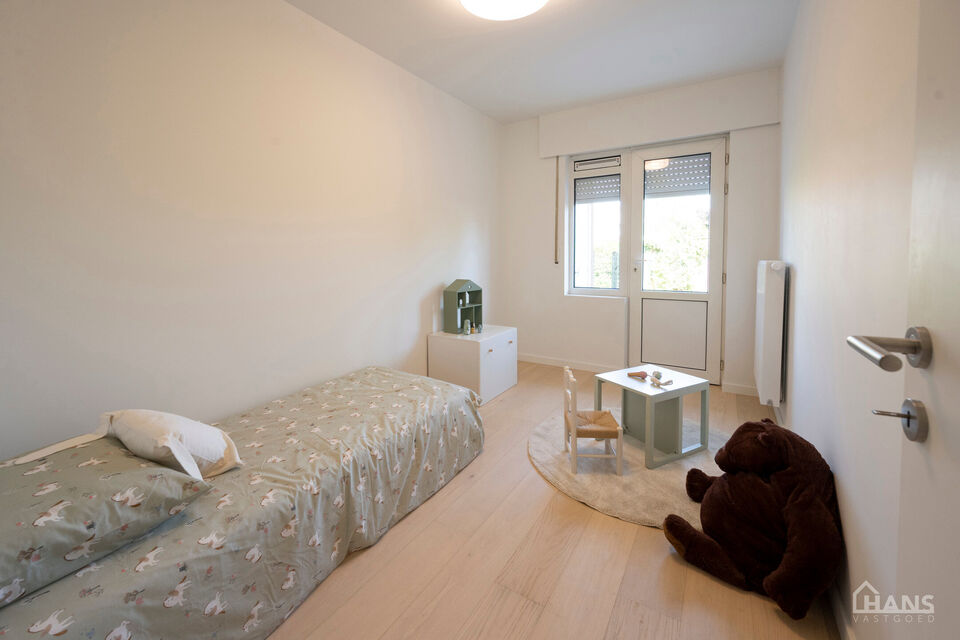 Dit recent gerenoveerde opbrengsteigendom( meerdere foto's zijn komende) is rustig gelegen en geniet tegelijk van een uiterst centrale ligging. Het gebouw omvat drie instapklare appartementen, elk ingedeeld met een inkomhal voorzien van vestiairekast, een