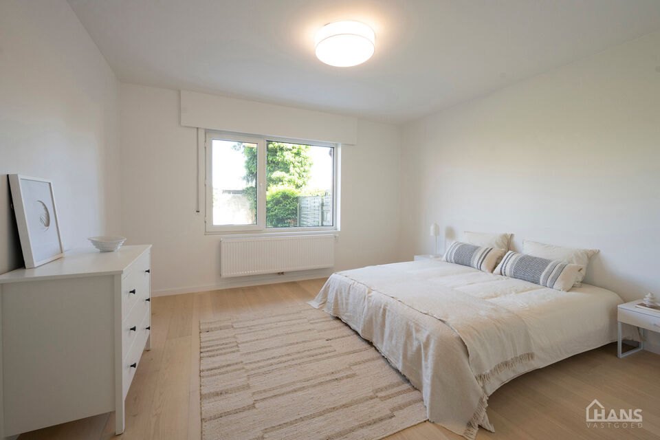 Dit recent gerenoveerde opbrengsteigendom( meerdere foto's zijn komende) is rustig gelegen en geniet tegelijk van een uiterst centrale ligging. Het gebouw omvat drie instapklare appartementen, elk ingedeeld met een inkomhal voorzien van vestiairekast, een