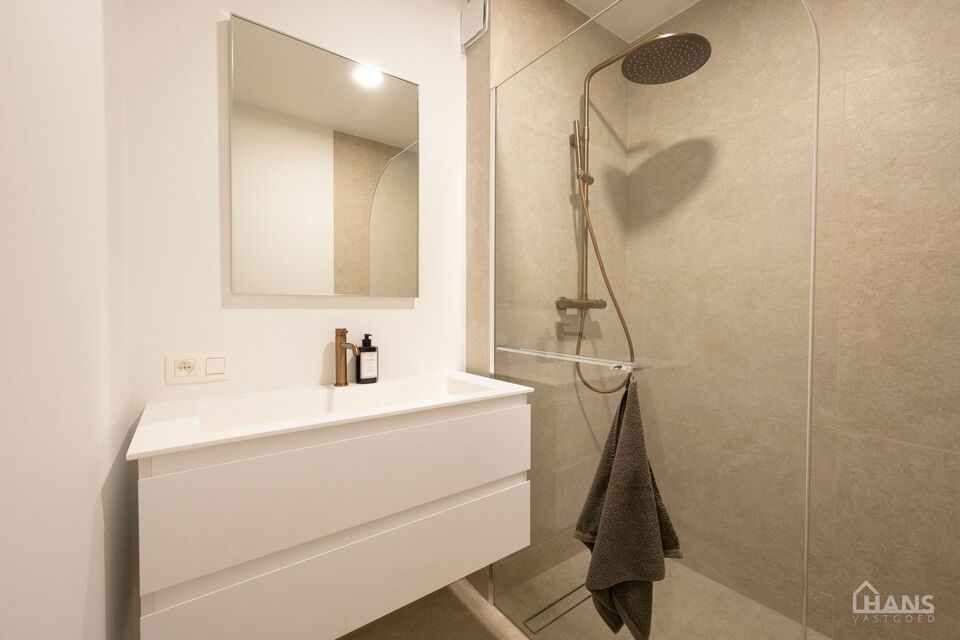 Dit recent gerenoveerde opbrengsteigendom( meerdere foto's zijn komende) is rustig gelegen en geniet tegelijk van een uiterst centrale ligging. Het gebouw omvat drie instapklare appartementen, elk ingedeeld met een inkomhal voorzien van vestiairekast, een