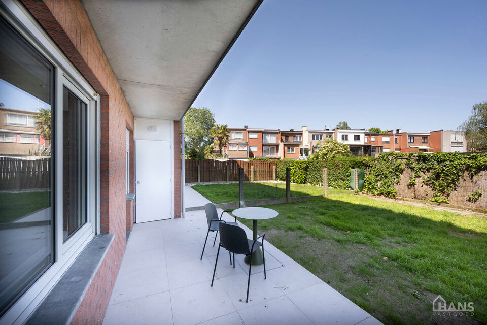 Dit recent gerenoveerde opbrengsteigendom( meerdere foto's zijn komende) is rustig gelegen en geniet tegelijk van een uiterst centrale ligging. Het gebouw omvat drie instapklare appartementen, elk ingedeeld met een inkomhal voorzien van vestiairekast, een