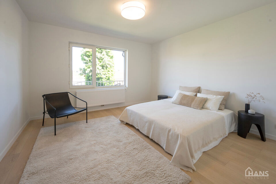 Dit recent gerenoveerde opbrengsteigendom( meerdere foto's zijn komende) is rustig gelegen en geniet tegelijk van een uiterst centrale ligging. Het gebouw omvat drie instapklare appartementen, elk ingedeeld met een inkomhal voorzien van vestiairekast, een