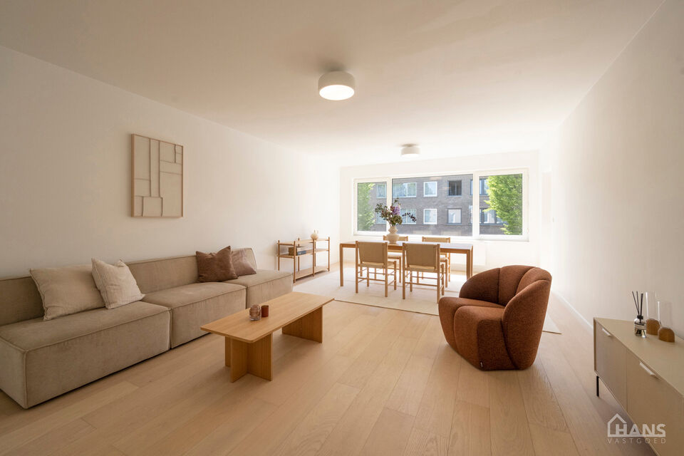 Dit recent gerenoveerde opbrengsteigendom( meerdere foto's zijn komende) is rustig gelegen en geniet tegelijk van een uiterst centrale ligging. Het gebouw omvat drie instapklare appartementen, elk ingedeeld met een inkomhal voorzien van vestiairekast, een