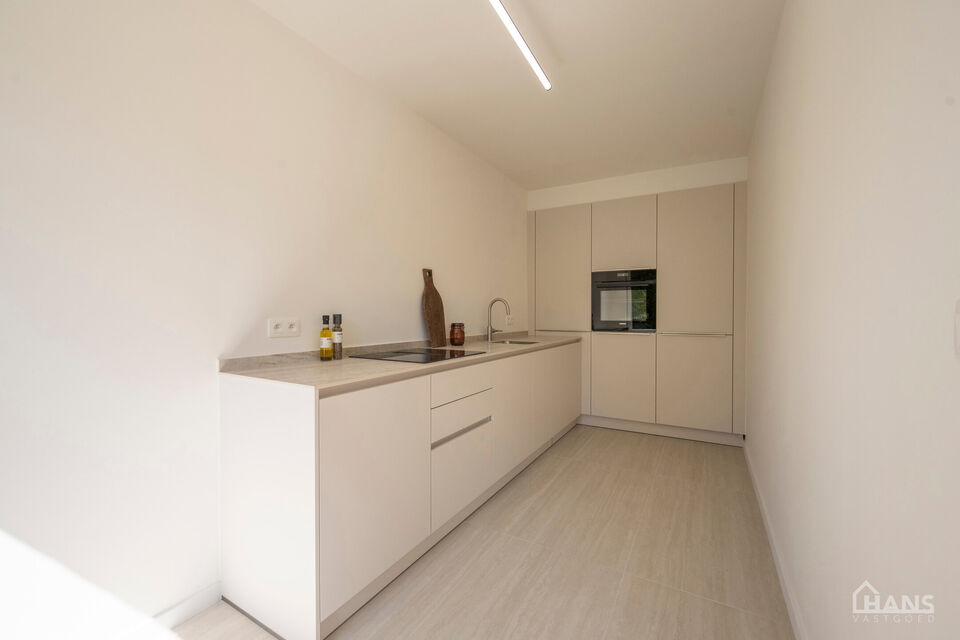 Dit recent gerenoveerde opbrengsteigendom( meerdere foto's zijn komende) is rustig gelegen en geniet tegelijk van een uiterst centrale ligging. Het gebouw omvat drie instapklare appartementen, elk ingedeeld met een inkomhal voorzien van vestiairekast, een