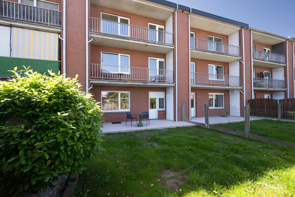 Dit recent gerenoveerde opbrengsteigendom( meerdere foto's zijn komende) is rustig gelegen en geniet tegelijk van een uiterst centrale ligging. Het gebouw omvat drie instapklare appartementen, elk ingedeeld met een inkomhal voorzien van vestiairekast, een