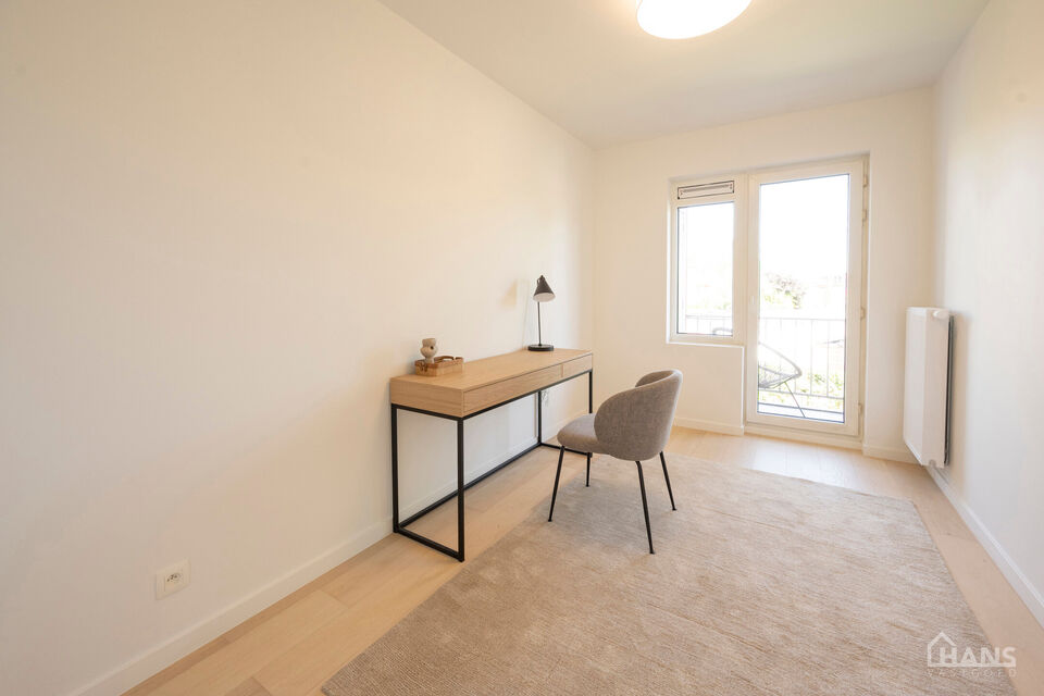 Dit recent gerenoveerde opbrengsteigendom( meerdere foto's zijn komende) is rustig gelegen en geniet tegelijk van een uiterst centrale ligging. Het gebouw omvat drie instapklare appartementen, elk ingedeeld met een inkomhal voorzien van vestiairekast, een