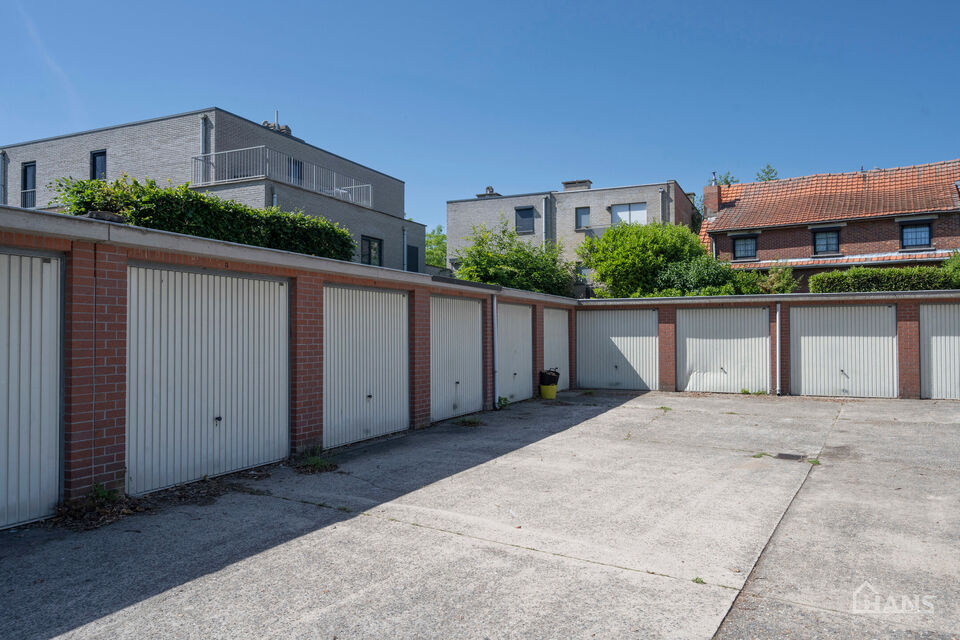 Dit recent gerenoveerde opbrengsteigendom( meerdere foto's zijn komende) is rustig gelegen en geniet tegelijk van een uiterst centrale ligging. Het gebouw omvat drie instapklare appartementen, elk ingedeeld met een inkomhal voorzien van vestiairekast, een