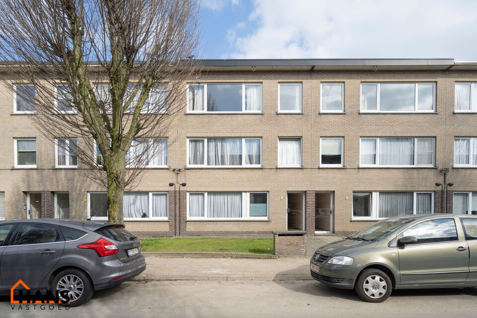 Dit recent gerenoveerde opbrengsteigendom( meerdere foto's zijn komende) is rustig gelegen en geniet tegelijk van een uiterst centrale ligging. Het gebouw omvat drie instapklare appartementen, elk ingedeeld met een inkomhal voorzien van vestiairekast, een