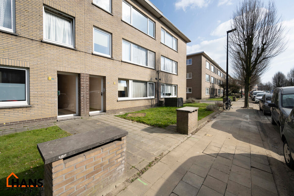 Deze dubbele, recent gerenoveerde opbrengsteigendom met elk een eigen huisnummer en aparte inkom is rustig gelegen en geniet tegelijkertijd van een uiterst centrale ligging. Beide gebouwen omvatten samen zes instapklare appartementen, ideaal voor investee