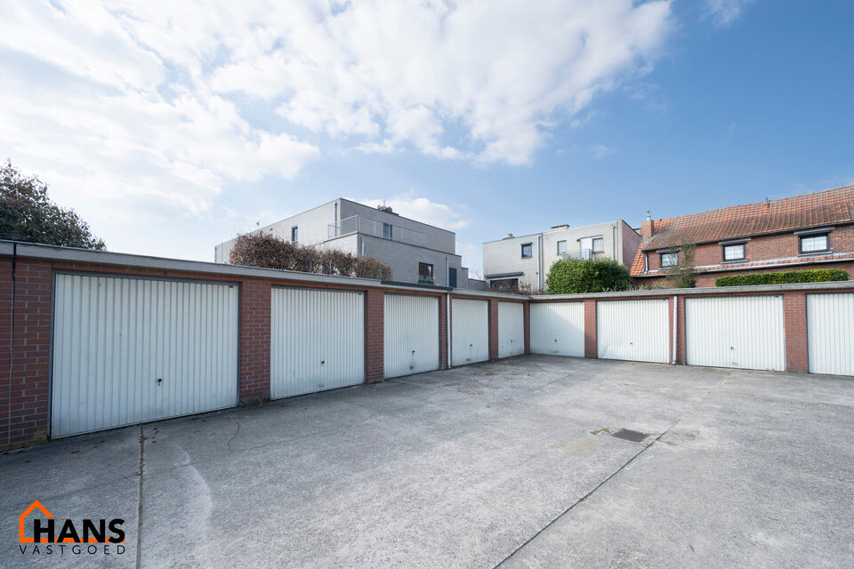 Deze dubbele, recent gerenoveerde opbrengsteigendom met elk een eigen huisnummer en aparte inkom is rustig gelegen en geniet tegelijkertijd van een uiterst centrale ligging. Beide gebouwen omvatten samen zes instapklare appartementen, ideaal voor investee