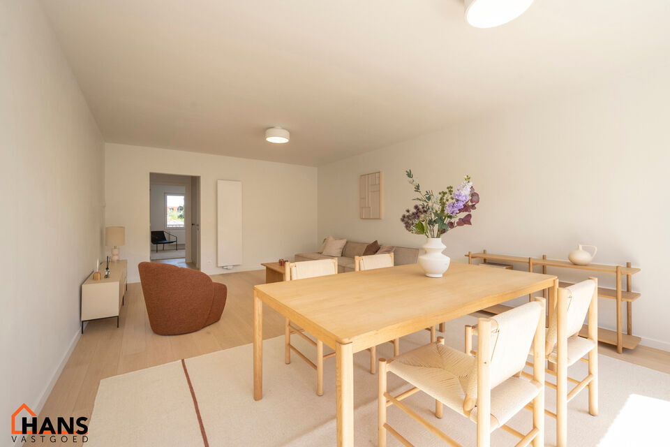 Dit recent gerenoveerde opbrengsteigendom is rustig gelegen en geniet tegelijk van een uiterst centrale ligging. Het gebouw omvat drie instapklare appartementen, elk ingedeeld met een inkomhal voorzien van vestiairekast, een apart gastentoilet, een ingeri