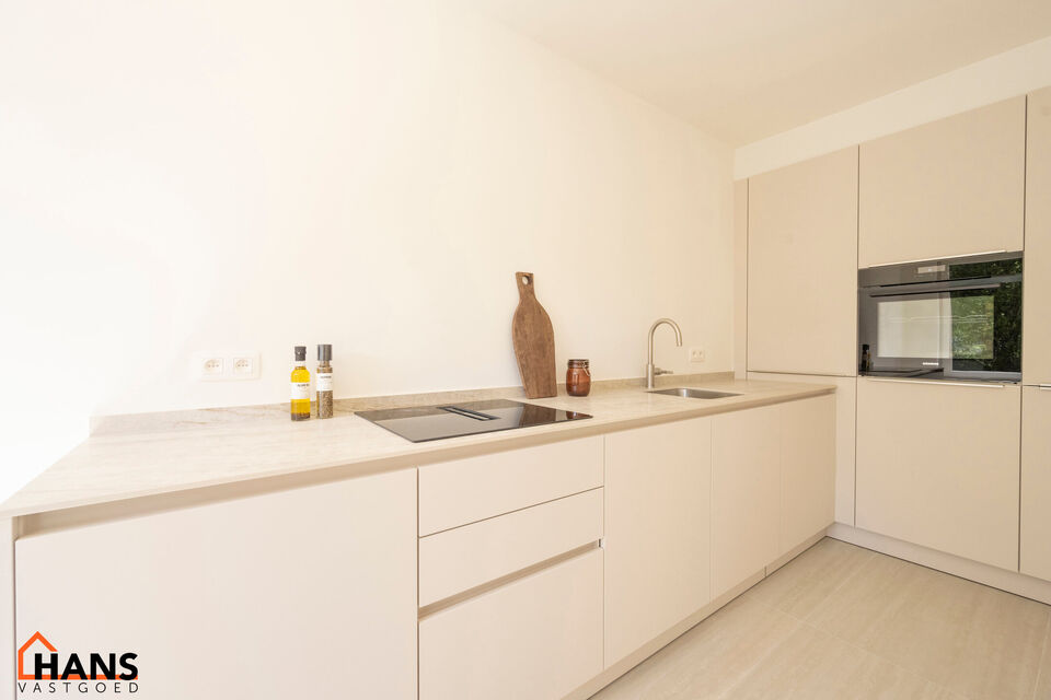 Dit recent gerenoveerde opbrengsteigendom is rustig gelegen en geniet tegelijk van een uiterst centrale ligging. Het gebouw omvat drie instapklare appartementen, elk ingedeeld met een inkomhal voorzien van vestiairekast, een apart gastentoilet, een ingeri