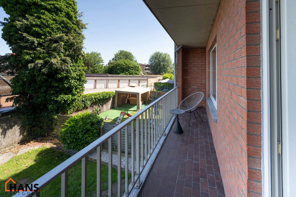 Dit recent gerenoveerde opbrengsteigendom is rustig gelegen en geniet tegelijk van een uiterst centrale ligging. Het gebouw omvat drie instapklare appartementen, elk ingedeeld met een inkomhal voorzien van vestiairekast, een apart gastentoilet, een ingeri
