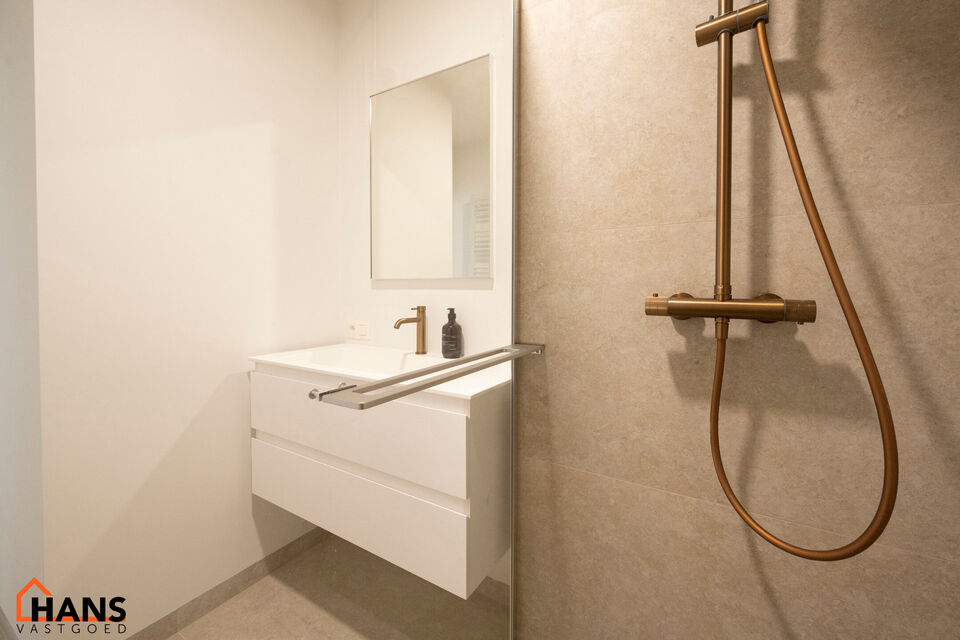 Deze dubbele, recent gerenoveerde opbrengsteigendom met elk een eigen huisnummer en aparte inkom is rustig gelegen en geniet tegelijkertijd van een uiterst centrale ligging. Beide gebouwen omvatten samen zes instapklare appartementen, ideaal voor investee
