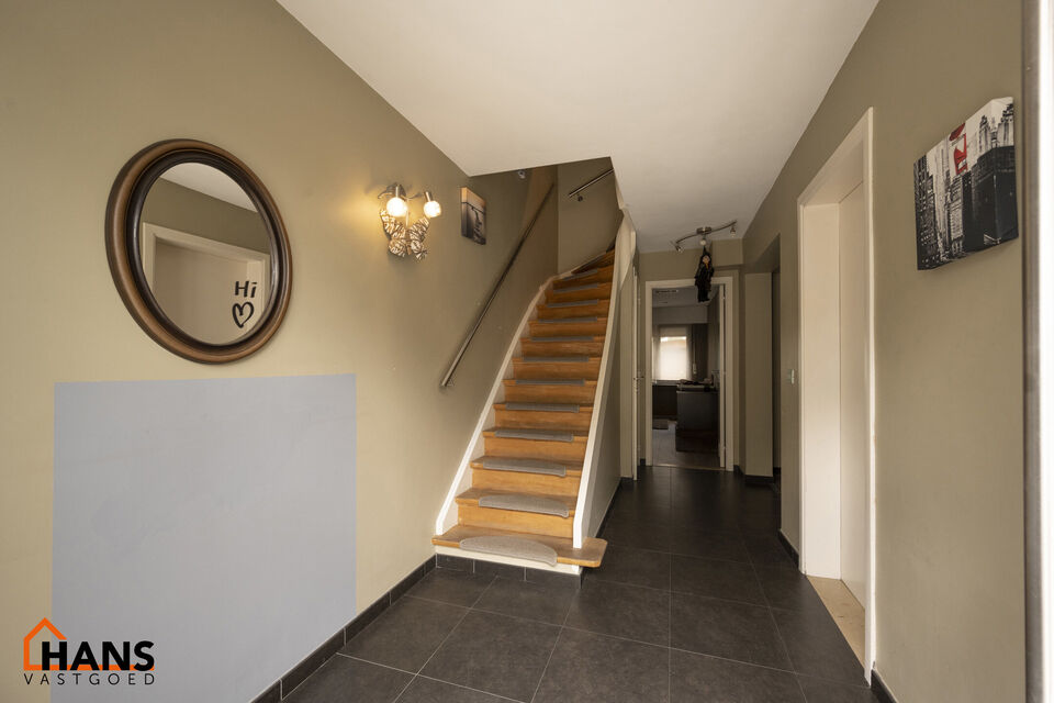 U komt de woning binnen op het gelijkvloers in de ruime inkomhal; uw auto en/of fietsen kunt u stallen in de garage; achterliggend bevindt zich een polyvalente ruimte en apart toilet met handenwasser.
Op de 1ste verdieping komt u via de dubbele glazen deu
