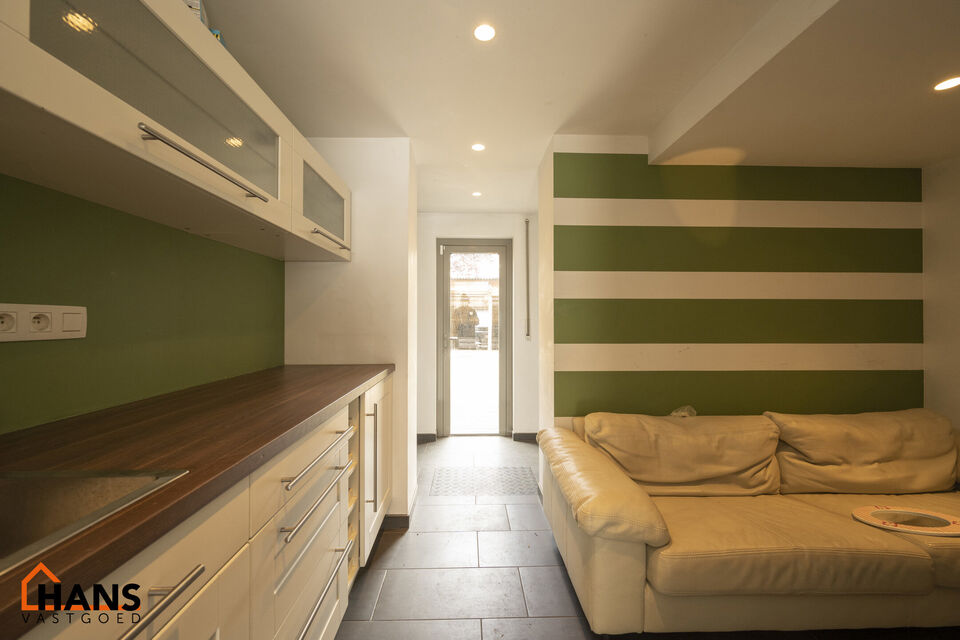 U komt de woning binnen op het gelijkvloers in de ruime inkomhal; uw auto en/of fietsen kunt u stallen in de garage; achterliggend bevindt zich een polyvalente ruimte en apart toilet met handenwasser.
Op de 1ste verdieping komt u via de dubbele glazen deu