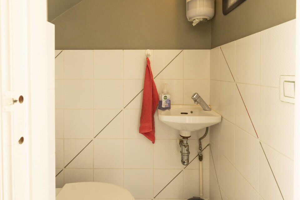 U komt de woning binnen op het gelijkvloers in de ruime inkomhal; uw auto en/of fietsen kunt u stallen in de garage; achterliggend bevindt zich een polyvalente ruimte en apart toilet met handenwasser.
Op de 1ste verdieping komt u via de dubbele glazen deu