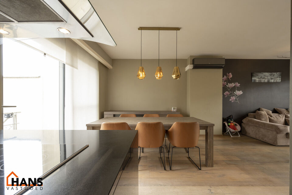 U komt de woning binnen op het gelijkvloers in de ruime inkomhal; uw auto en/of fietsen kunt u stallen in de garage; achterliggend bevindt zich een polyvalente ruimte en apart toilet met handenwasser.
Op de 1ste verdieping komt u via de dubbele glazen deu
