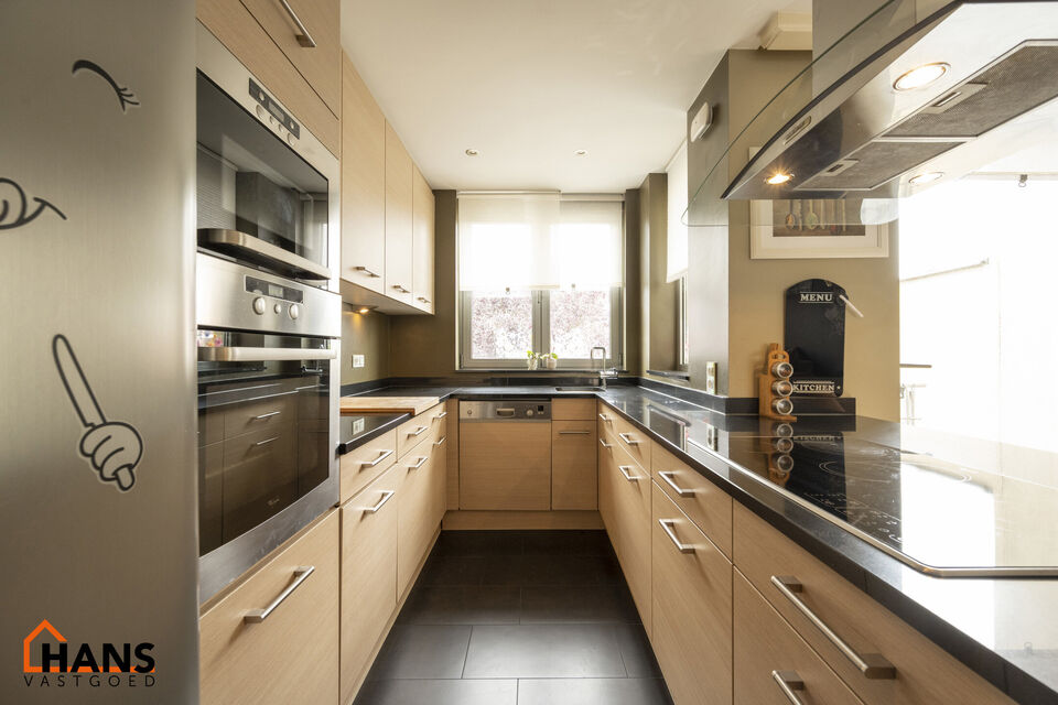 U komt de woning binnen op het gelijkvloers in de ruime inkomhal; uw auto en/of fietsen kunt u stallen in de garage; achterliggend bevindt zich een polyvalente ruimte en apart toilet met handenwasser.
Op de 1ste verdieping komt u via de dubbele glazen deu