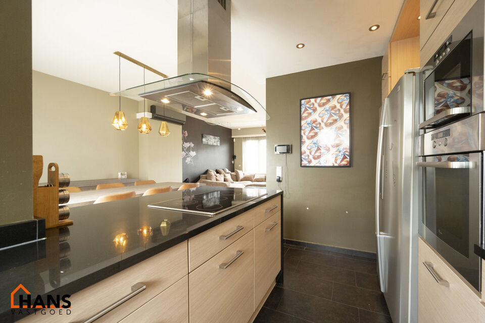 U komt de woning binnen op het gelijkvloers in de ruime inkomhal; uw auto en/of fietsen kunt u stallen in de garage; achterliggend bevindt zich een polyvalente ruimte en apart toilet met handenwasser.
Op de 1ste verdieping komt u via de dubbele glazen deu