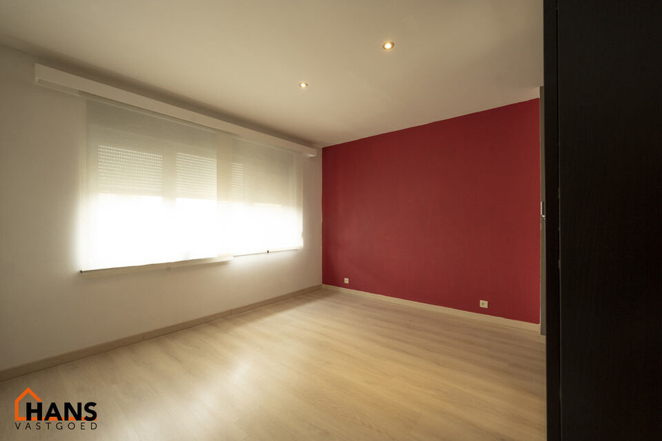 U komt de woning binnen op het gelijkvloers in de ruime inkomhal; uw auto en/of fietsen kunt u stallen in de garage; achterliggend bevindt zich een polyvalente ruimte en apart toilet met handenwasser.
Op de 1ste verdieping komt u via de dubbele glazen deu
