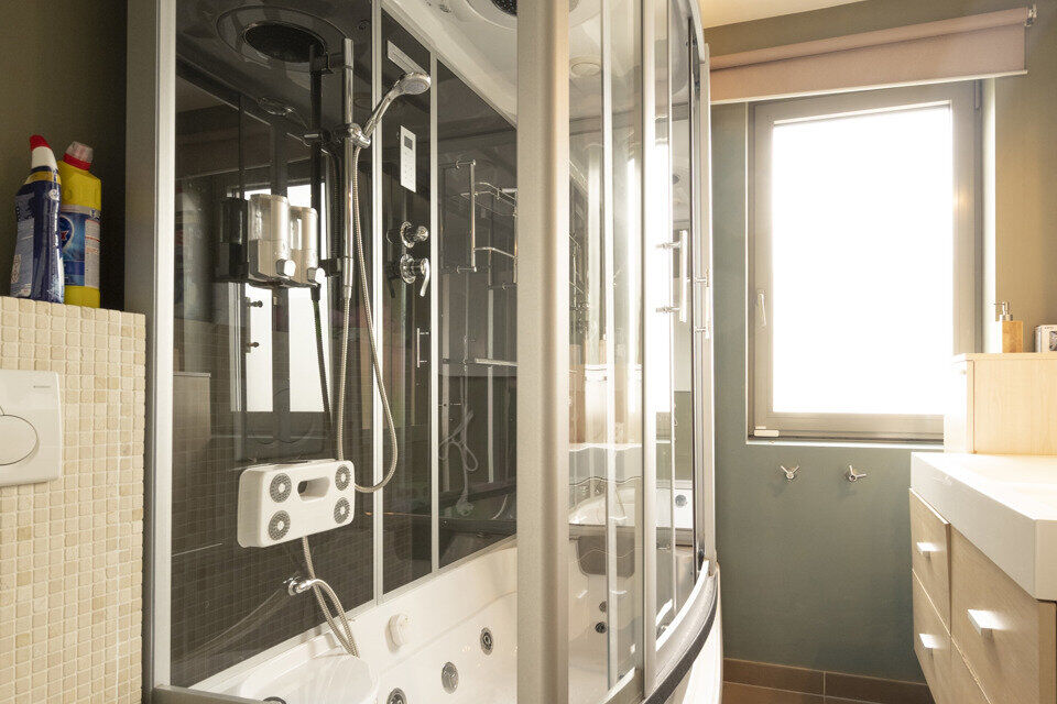 U komt de woning binnen op het gelijkvloers in de ruime inkomhal; uw auto en/of fietsen kunt u stallen in de garage; achterliggend bevindt zich een polyvalente ruimte en apart toilet met handenwasser.
Op de 1ste verdieping komt u via de dubbele glazen deu