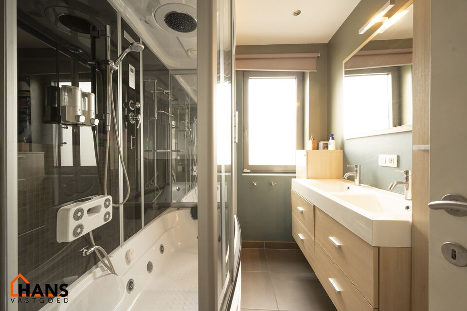 U komt de woning binnen op het gelijkvloers in de ruime inkomhal; uw auto en/of fietsen kunt u stallen in de garage; achterliggend bevindt zich een polyvalente ruimte en apart toilet met handenwasser.
Op de 1ste verdieping komt u via de dubbele glazen deu