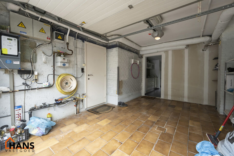 U komt de woning binnen op het gelijkvloers in de ruime inkomhal; uw auto en/of fietsen kunt u stallen in de garage; achterliggend bevindt zich een polyvalente ruimte en apart toilet met handenwasser.
Op de 1ste verdieping komt u via de dubbele glazen deu