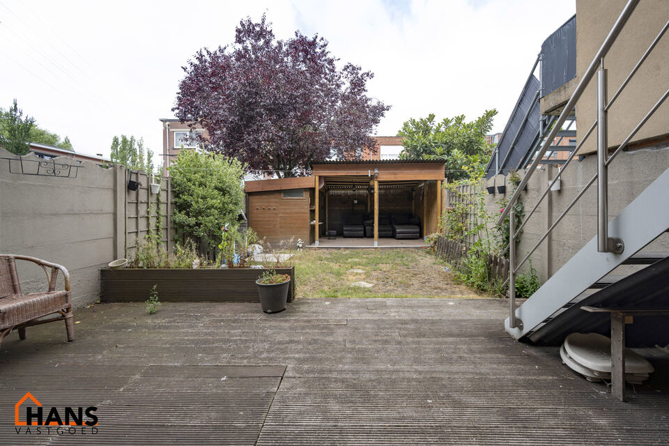 U komt de woning binnen op het gelijkvloers in de ruime inkomhal; uw auto en/of fietsen kunt u stallen in de garage; achterliggend bevindt zich een polyvalente ruimte en apart toilet met handenwasser.
Op de 1ste verdieping komt u via de dubbele glazen deu