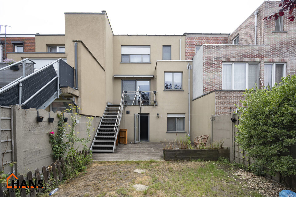 U komt de woning binnen op het gelijkvloers in de ruime inkomhal; uw auto en/of fietsen kunt u stallen in de garage; achterliggend bevindt zich een polyvalente ruimte en apart toilet met handenwasser.
Op de 1ste verdieping komt u via de dubbele glazen deu
