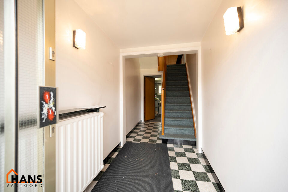 De Instelprijs bedraagt 295.000 Euro, enkel biedingen vanaf deze instelprijs worden in overweging genomen.
Ontdek deze bel-etagewoning met veel mogelijkheden, gelegen in een doodlopende straat, met vlotte verbindingen. 
De woning biedt een solide basis en