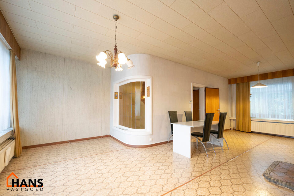 De Instelprijs bedraagt 295.000 Euro, enkel biedingen vanaf deze instelprijs worden in overweging genomen.
Ontdek deze bel-etagewoning met veel mogelijkheden, gelegen in een doodlopende straat, met vlotte verbindingen. 
De woning biedt een solide basis en