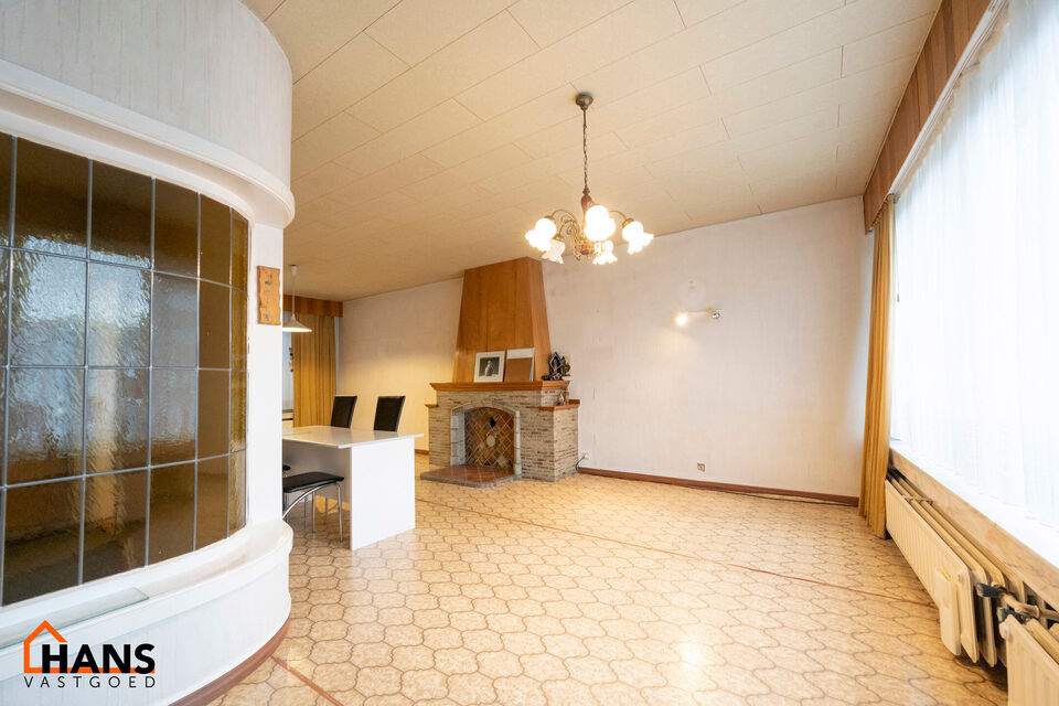 De Instelprijs bedraagt 295.000 Euro, enkel biedingen vanaf deze instelprijs worden in overweging genomen.
Ontdek deze bel-etagewoning met veel mogelijkheden, gelegen in een doodlopende straat, met vlotte verbindingen. 
De woning biedt een solide basis en