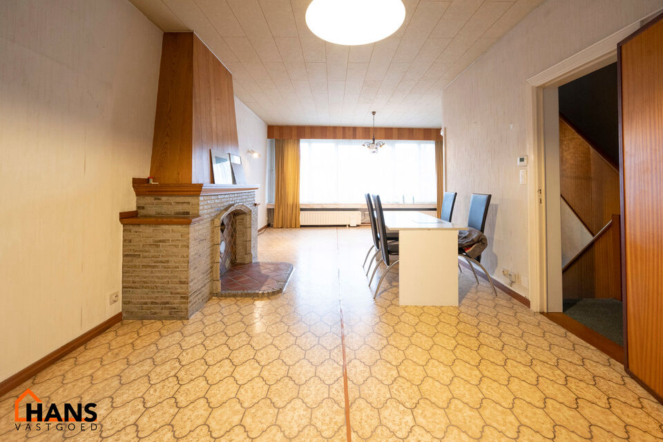 De Instelprijs bedraagt 295.000 Euro, enkel biedingen vanaf deze instelprijs worden in overweging genomen.
Ontdek deze bel-etagewoning met veel mogelijkheden, gelegen in een doodlopende straat, met vlotte verbindingen. 
De woning biedt een solide basis en