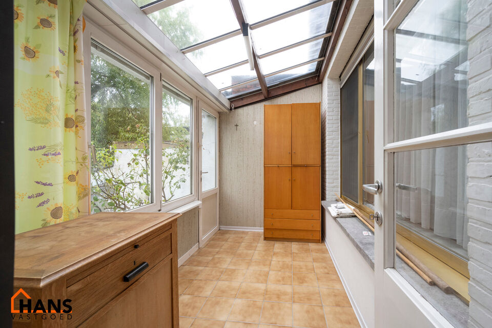 De Instelprijs bedraagt 295.000 Euro, enkel biedingen vanaf deze instelprijs worden in overweging genomen.
Ontdek deze bel-etagewoning met veel mogelijkheden, gelegen in een doodlopende straat, met vlotte verbindingen. 
De woning biedt een solide basis en