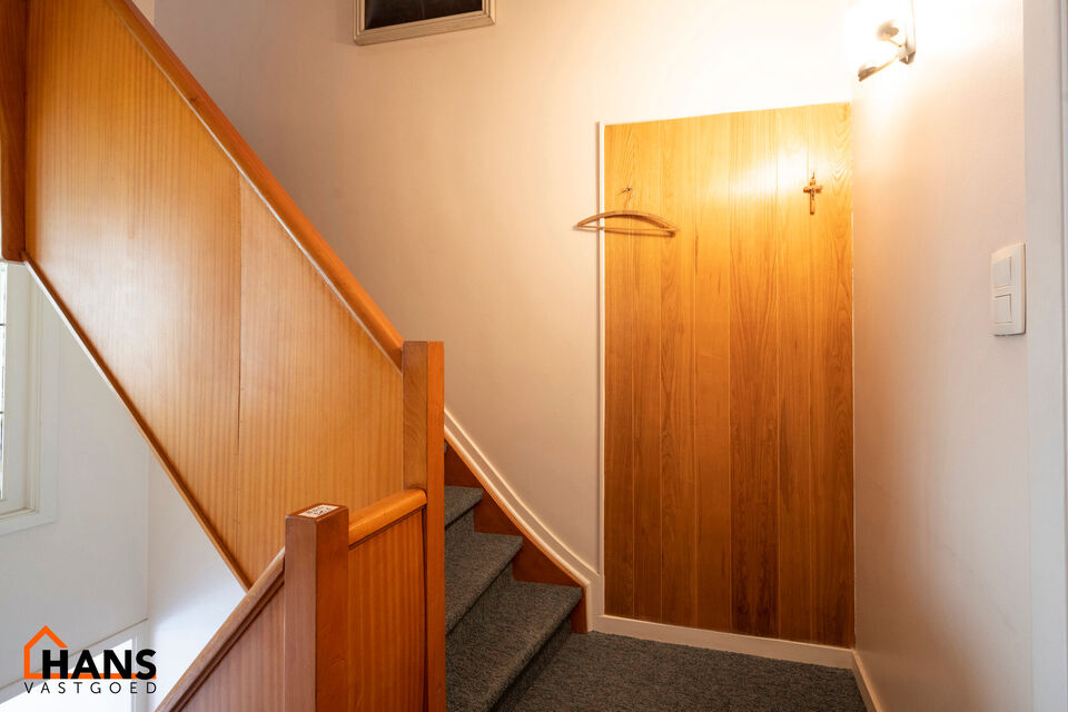 De Instelprijs bedraagt 295.000 Euro, enkel biedingen vanaf deze instelprijs worden in overweging genomen.
Ontdek deze bel-etagewoning met veel mogelijkheden, gelegen in een doodlopende straat, met vlotte verbindingen. 
De woning biedt een solide basis en