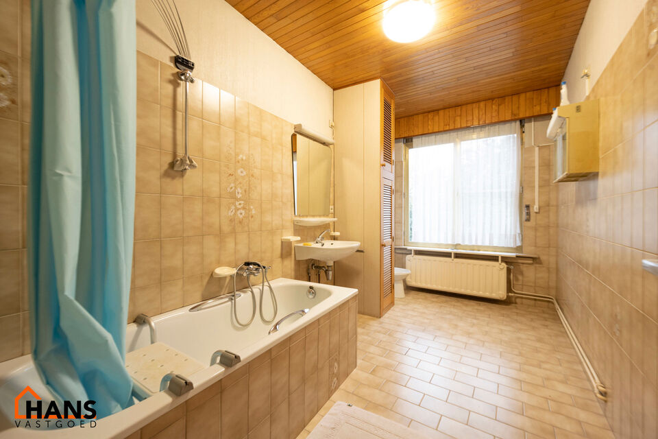 De Instelprijs bedraagt 295.000 Euro, enkel biedingen vanaf deze instelprijs worden in overweging genomen.
Ontdek deze bel-etagewoning met veel mogelijkheden, gelegen in een doodlopende straat, met vlotte verbindingen. 
De woning biedt een solide basis en