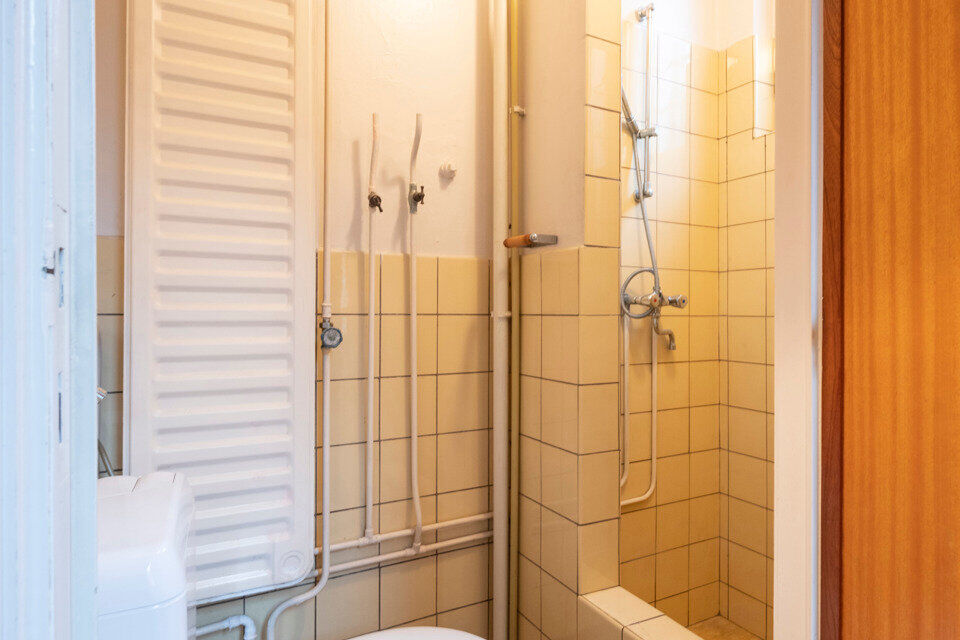 De Instelprijs bedraagt 295.000 Euro, enkel biedingen vanaf deze instelprijs worden in overweging genomen.
Ontdek deze bel-etagewoning met veel mogelijkheden, gelegen in een doodlopende straat, met vlotte verbindingen. 
De woning biedt een solide basis en