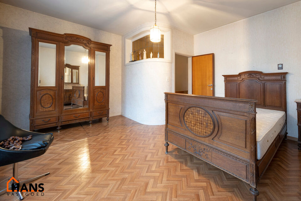 De Instelprijs bedraagt 295.000 Euro, enkel biedingen vanaf deze instelprijs worden in overweging genomen.
Ontdek deze bel-etagewoning met veel mogelijkheden, gelegen in een doodlopende straat, met vlotte verbindingen. 
De woning biedt een solide basis en