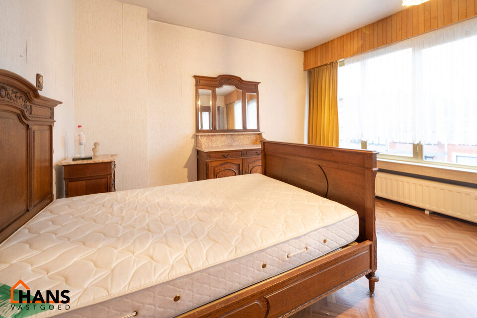 De Instelprijs bedraagt 295.000 Euro, enkel biedingen vanaf deze instelprijs worden in overweging genomen.
Ontdek deze bel-etagewoning met veel mogelijkheden, gelegen in een doodlopende straat, met vlotte verbindingen. 
De woning biedt een solide basis en