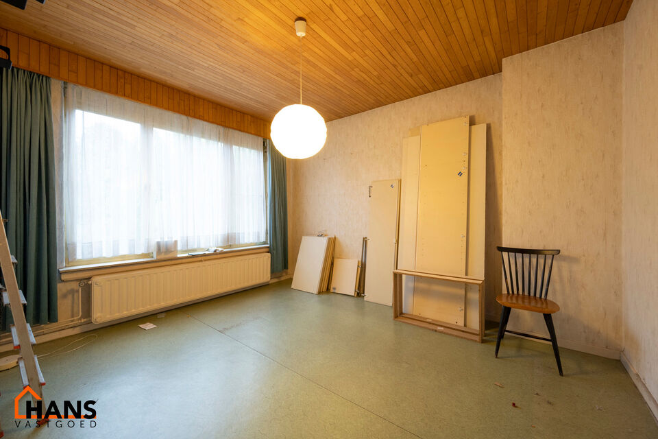 De Instelprijs bedraagt 295.000 Euro, enkel biedingen vanaf deze instelprijs worden in overweging genomen.
Ontdek deze bel-etagewoning met veel mogelijkheden, gelegen in een doodlopende straat, met vlotte verbindingen. 
De woning biedt een solide basis en