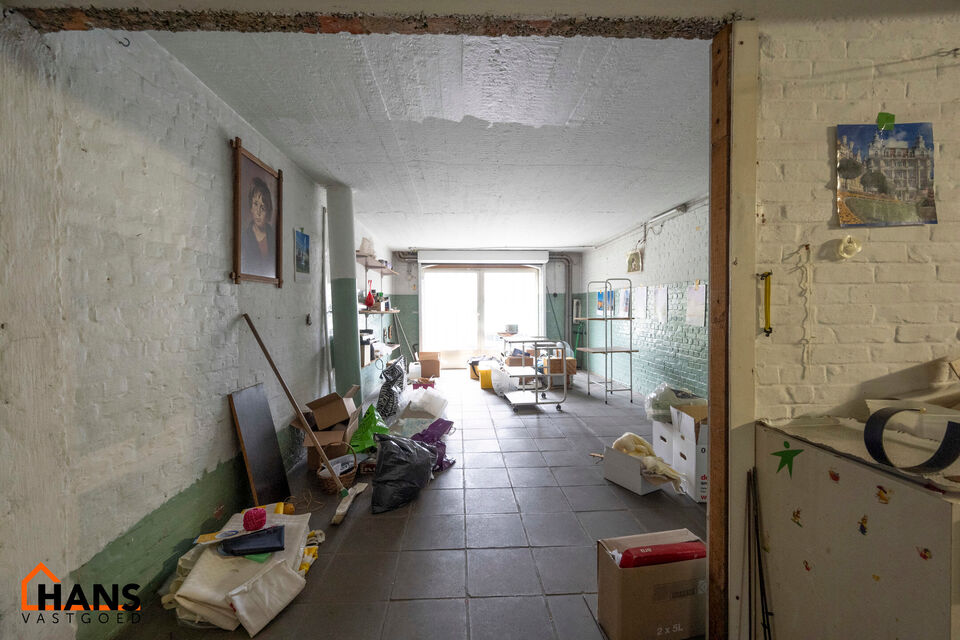 De Instelprijs bedraagt 295.000 Euro, enkel biedingen vanaf deze instelprijs worden in overweging genomen.
Ontdek deze bel-etagewoning met veel mogelijkheden, gelegen in een doodlopende straat, met vlotte verbindingen. 
De woning biedt een solide basis en