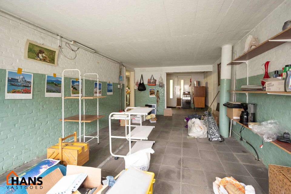 De Instelprijs bedraagt 295.000 Euro, enkel biedingen vanaf deze instelprijs worden in overweging genomen.
Ontdek deze bel-etagewoning met veel mogelijkheden, gelegen in een doodlopende straat, met vlotte verbindingen. 
De woning biedt een solide basis en